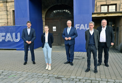 Frohe Runde: Bei seinem Besuch an der FAU gab Wissenschaftsminister Sibler die Sanierungspläne für das Erlanger Schloss bekannt. Im Bild: FAU-Präsident Joachim Hornegger, Studierendenvertreterin Lara Ebbinghaus, Innenminister Joachim Hornegger, Wissenschaftsminister Bernd Sibler und MdL Walter Nussel. Foto: Harald Sippel