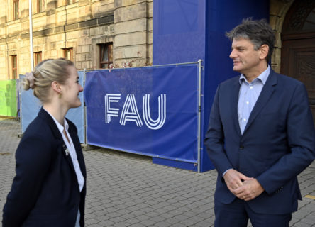 FAU-Präsident Joachim Hornegger im Gespräch mit Studierendenvertreterin Lara Ebbinghaus. Foto: Harald Sippel
