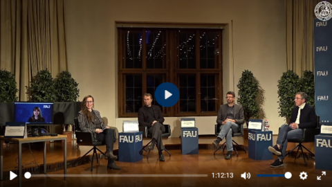 Videothumbnail der Podiumsdiskussion zeigt Teilnehmenden in Stuhlhalbkreis
