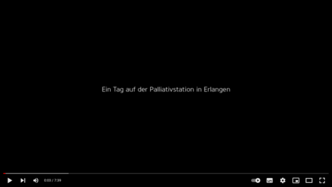 "Ein Tag auf der Palliativstation in Erlangen" Text auf schwarzem Grund