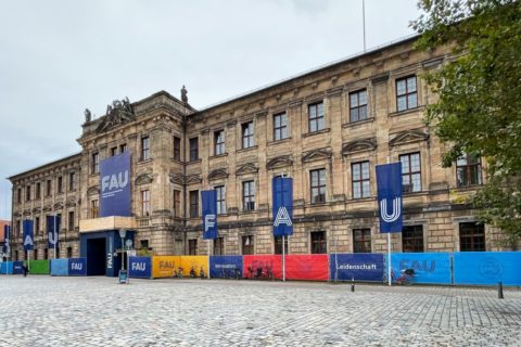 Schloss mit neuem Uni-Logo