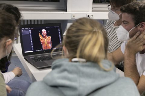 In einer interaktive Gesprächsrunde mit Anatomie Professor Michael Scholz wird den Studierenden eine Lernsoftware präsentiert, die fotorealistische 3D-Rekonstruktion von medizinischen Bilddaten (MRT / CT) erstellt. (Bild: FAU/Giulia Iannicelli)