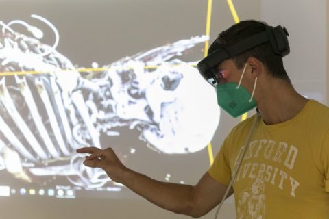 Dozent Johannes Binder führt HoloLens zum Betrachten von fotorealistischen 3D-Rekonstruktionen vor. (Bild: FAU/Giulia Iannicelli)