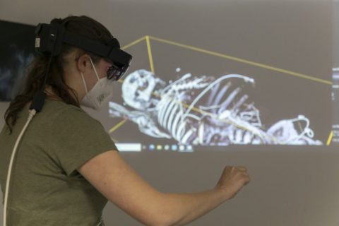 Mit HoloLens (eine 3D Brille) betrachten die Studierenden fotorealistische 3D-Rekonstruktion von CT-Daten. (Bild: FAU/Giulia Iannicelli)