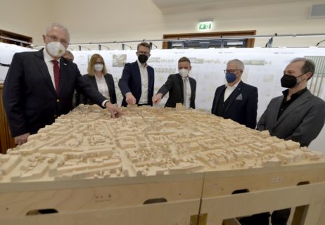 Präsentation des Siegerentwurfs mit Wissenschaftsminister Markus Blume, Innenminister Joachim Herrmann und FAU-Kanzler Christian Zens. Bild: FAU/ Harald Sippel