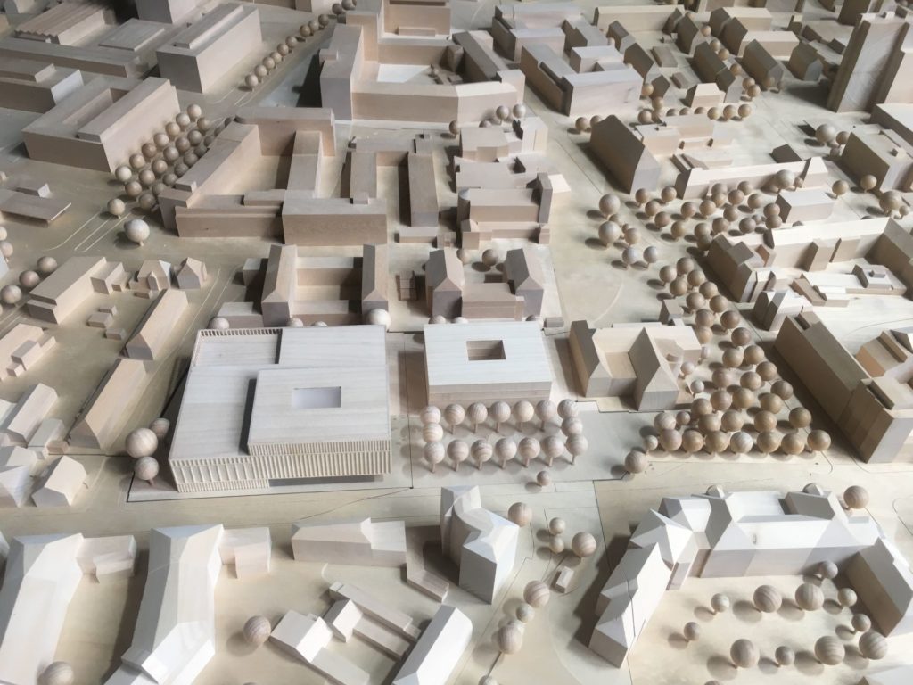 Modell der Stadt Erlangen und des neuen Hörsaalzentrums mit Holzklötzen gebaut