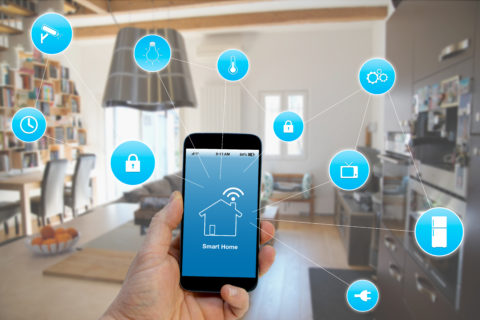 Handy, an dem Smart-Home-Geräte bedient werden können