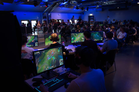 Regelmäßig gibt es online und offline League of Legends-Turniere, bei denen zwei Teams mit je fünf Spielern eine Strategie entwickeln, um einen gegnerischen Stützpunkt einzunehmen. (Bild: eSports Erlangen)