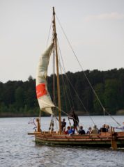 Das Römerboot auf einem See.