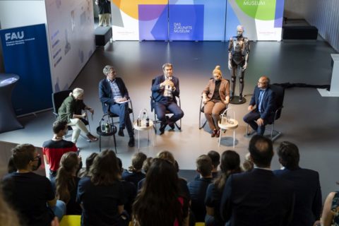 FAU-Studierende diskutieren mit Ministerpräsident Dr. Markus Söder bei einer Gesprächsrunde im Deutschen Museum Nürnberg. Auf dem Podium: Marion Grether, Leiterin des Deutschen Museums Nürnberg, Wissenschaftsminister Markus Blume, Ministerpräsident Dr. Markus Söder, FAU-Professorin Katharina Herkendell, FAU-Professor Peter Wasserscheid. (Bild: Uwe Niklas)