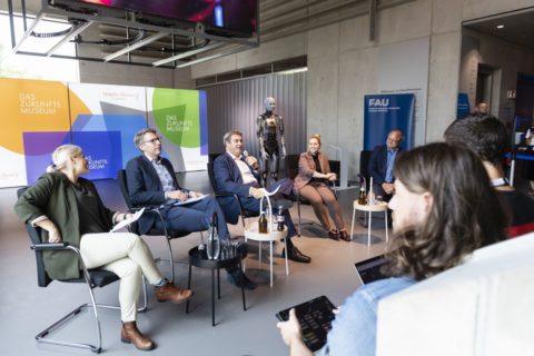 FAU-Studierende diskutieren mit Ministerpräsident Dr. Markus Söder bei einer Gesprächsrunde im Deutschen Museum Nürnberg. Auf dem Podium: Marion Grether, Leiterin des Deutschen Museums Nürnberg, Wissenschaftsminister Markus Blume, Ministerpräsident Dr. Markus Söder, FAU-Professorin Katharina Herkendell, FAU-Professor Peter Wasserscheid. (Bild: Uwe Niklas)