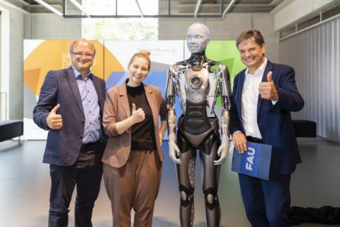 FAU-Professor Peter Wasserscheid, FAU-Professorin Katharina Herkendell und FAU-Präsident Professor Joachim Hornegger. (Bild: Uwe Niklas)