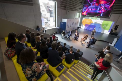 FAU-Studierende diskutieren mit Ministerpräsident Dr. Markus Söder bei einer Gesprächsrunde im Deutschen Museum Nürnberg. Auf dem Podium: Marion Grether, Leiterin des Deutschen Museums Nürnberg, Wissenschaftsminister Markus Blume, Ministerpräsident Dr. Markus Söder, FAU-Professorin Katharina Herkendell, FAU-Professor Peter Wasserscheid. (Bild: Uwe Niklas)