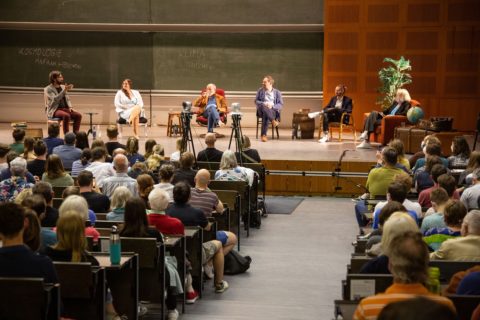 Auf dem Podium diskutierten PD Dr. Sebastian Büttner (Institut für Soziologie), Prof. Dr. Louisa Kulke (Juniorprofessur für Neurokognitive Entwicklungspsychologie), Prof. Dr. Harald Lesch, Dr. Jon Leefmann (Zentralinstitut für Wissenschaftsreflexion und Schlüsselqualifikationen (ZiWiS) und Christian Gürtler (Professur für Christliche Publizistik) (von links) über die Wissenschaft selbst: was wir wissen, was wir zu wissen glauben, und wo unser Wissen endet. Dr. Susanne Stemmler moderierte.