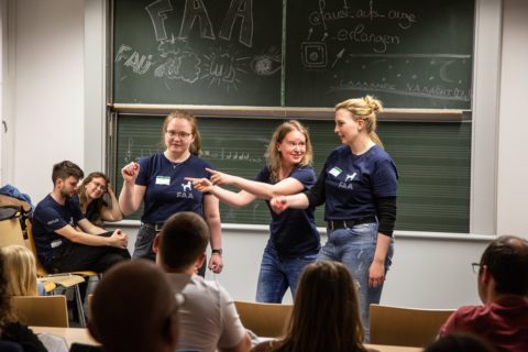 Die Hochschulgruppe Improvisationstheater Faust aufs Auge (FAA) sorgte mit drei kurzen Auftritten für eine unterhaltsame Ergänzung des wissenschaftlichen Programms. (Bild: FAU/Georg Pöhlein)