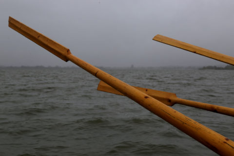 Holzruder über Wasser