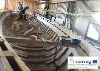 Römerboot beim Bau in Schuppen