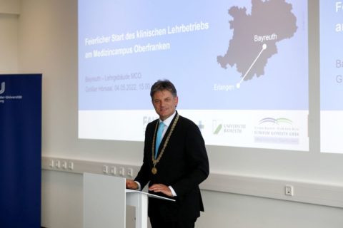 Offizielle Begrüßung der ersten Medizinstudierenden der Friedrich-Alexander-Universität Erlangen-Nürnberg (FAU) am Medizincampus Oberfranken (MCO): Sie starten zum Sommersemester in den klinischen Lehrbetrieb am Klinikum Bayreuth sowie der Universität Bayreuth. Grußwort von Prof. Dr. Joachim Hornegger Präsident der Universität Erlangen-Nürnberg (Bild: FAU/Peter Kolb)