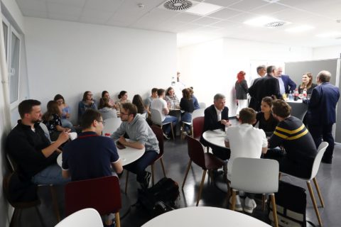 Offizielle Begrüßung der ersten Medizinstudierenden der FAU am Medizincampus Oberfranken (MCO): Sie starten zum Sommersemester in den klinischen Lehrbetrieb am Klinikum Bayreuth sowie der Universität Bayreuth. Get-together in der Cafeteria (Bild: FAU/Peter Kolb)