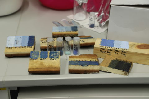 Zusammenstellung von verschiedenen Proben von Ägyptisch Blau, die nach antiker Rezeptur in der Organischen Chemie hergestellt wurden.(Foto: Marcus Speck)