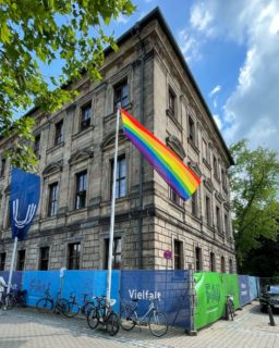 Regenbogenflagge vorm Schloss