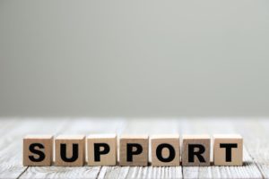 Das Wort "Support" auf kleinen Holzquadraten.