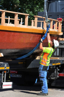 Das drei Tonnen schwere Holzboot musste mit einem Kran zu Wasser gelassen werden. (Bild: FAU/Mathias Orgeldinger)