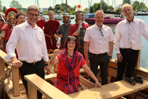 Sichtlich gut gelaunt: (v.l.) Karl-Heinz Fitz, Bürgermeister Gunzenhausen, Christa Naaß, Vizepräsidentin des Bezirkstages Mittelfranken, Prof. Dr. Andreas Hirsch, Vizepräsident People FAU, und Prof. Boris Dreyer, Projektleiter. (Bild: FAU/Mathias Orgeldinger)