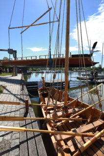 Das drei Tonnen schwere Holzboot musste mit einem Kran zu Wasser gelassen werden. (Bild: FAU/Mathias Orgeldinger)