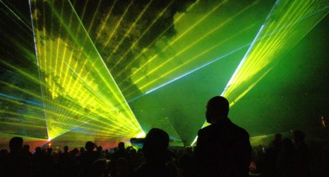 Zuschauerinnen und Zuschauer bei der nächtlichen Lasershow.