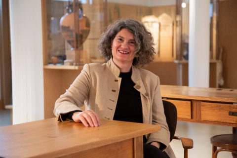 Prof. Dr. Maria Rentetzi am Schreibtisch