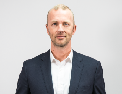 Zum Artikel "Interview mit 1. FCN-Vorstand und FAU Alumnus Niels Rossow"