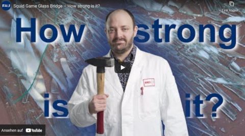 Thumbnail zeigt Forscher in weißem Kittel mit Hammer