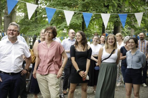 Gäste aus Unileitung, vom Zentrum für Lehrkräftebildung und aus der Studierendenschaft kamen zum Fest in der Regensburger Straße. (Bild: FAU/Giulia Iannicelli)