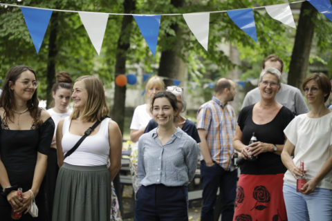 Gäste aus Unileitung, vom Zentrum für Lehrkräftebildung und aus der Studierendenschaft kamen zum Fest in der Regensburger Straße. (Bild: FAU/Giulia Iannicelli)