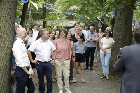 Gäste aus Unileitung, vom Zentrum für Lehrkräftebildung und aus der Studierendenschaft kamen zum Fest in der Regensburgerstraße. (Bild: FAU/Giulia Iannicelli)