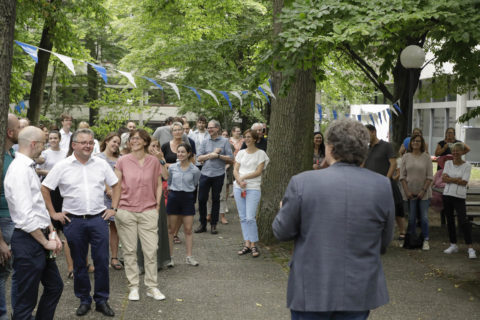 Gäste aus Unileitung, vom Zentrum für Lehrkräftebildung und aus der Studierendenschaft kamen zum Fest in der Regensburgerstraße. (Bild: FAU/Giulia Iannicelli)