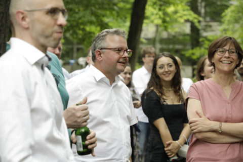 Gäste aus Unileitung, vom Zentrum für Lehrkräftebildung und aus der Studierendenschaft kamen zum Fest in der Regensburgerstraße. (Bild: FAU/Giulia Iannicelli)