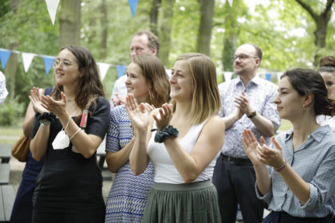 Gäste aus Unileitung, vom Zentrum für Lehrkräftebildung und aus der Studierendenschaft kamen zum Fest in der Regensburgerstraße. (Bild: FAU/Giulia Iannicelli)