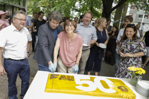 Rainer Trinczek, Dekan der Philosophischen Fakultät, und Steffi Schieder-Niewierra vom ZfL schnitten den Geburtstagskuchen an. (Bild: FAU/Giulia Iannicelli)