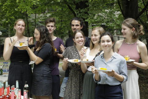 Den Studierenden der EWF schmeckte der Geburtstagskuchen ebenfalls. (Bild: FAU/Giulia Iannicelli)