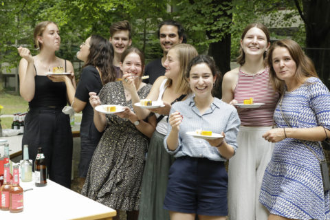 Den Studierenden der EWF schmeckte der Geburtstagskuchen ebenfalls. (Bild: FAU/Giulia Iannicelli)