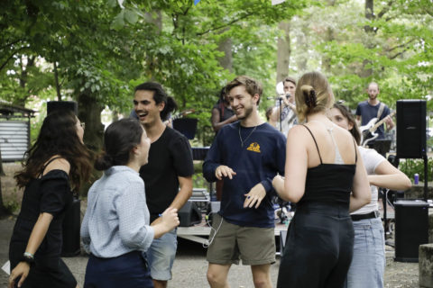 Die Gäste genossen das schöne Wetter und die gute Musik. (Bild: FAU/Giulia Iannicelli)