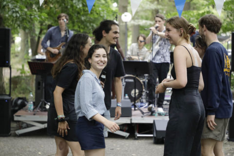 Die Gäste genossen das schöne Wetter und die gute Musik. (Bild: FAU/Giulia Iannicelli)