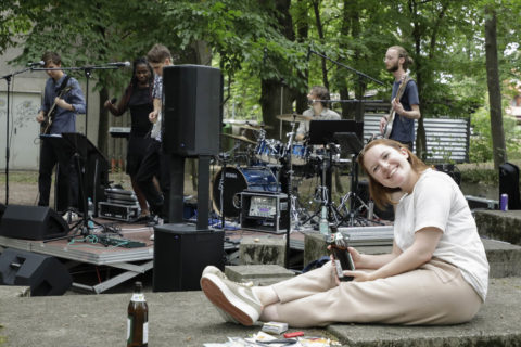 Die Gäste genossen das schöne Wetter und die gute Musik. (Bild: FAU/Giulia Iannicelli)