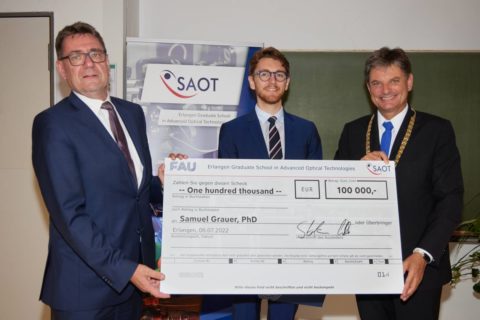 Prof. Stefan Will (l.) und der Präsident der FAU, Prof. Joachim Hornegger (r.) überreichen den SAOT Young Researcher Award 2022 an Samuel Grauer, PhD. (Bild: FAU/Erich Malter)