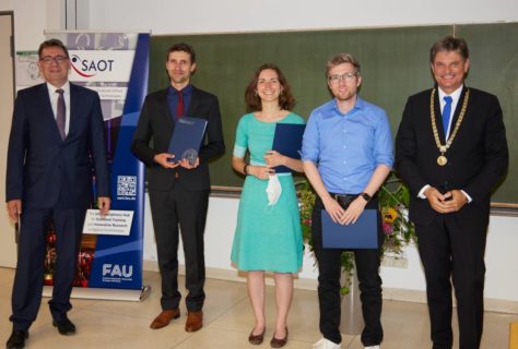 Die Gewinner des SAOT Student Awards 2022: Moritz Späth (2. v.l.), Lisa Ackermann (m.) und Dr. Marc-Oliver Pleinert (2.v.r.) mit Prof. Stefan Will (l.) und dem Präsidenten der FAU, Prof. Joachim Hornegger (r.).