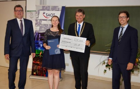 Die Gewinnerin des SAOT Innovation Awards, Alexandra Popp, mit dem Präsidenten der FAU, Prof. Joachim Hornegger (2.v.r.), Prof. Stefan Will (l.) und Dr. Max Gmelch (r.) von der SAOT. (Bild: FAU/Erich Malter)