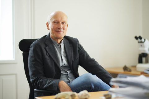 Prof. Dr. Wolfgang Kießling am Schreibtisch