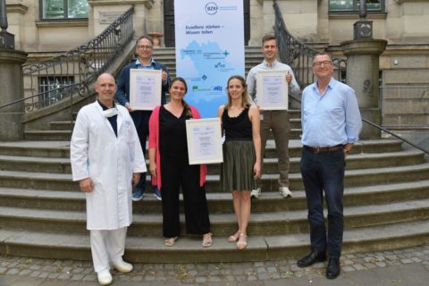 Gruppenfoto auf Treppe mit Urkunden